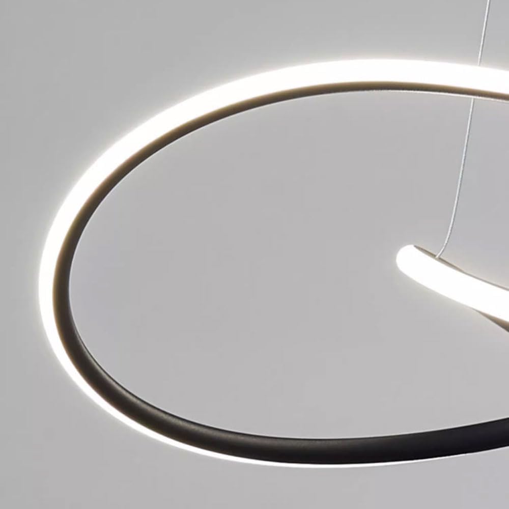 Dettaglio del diffusore opalino acceso del lampadario Anello nero