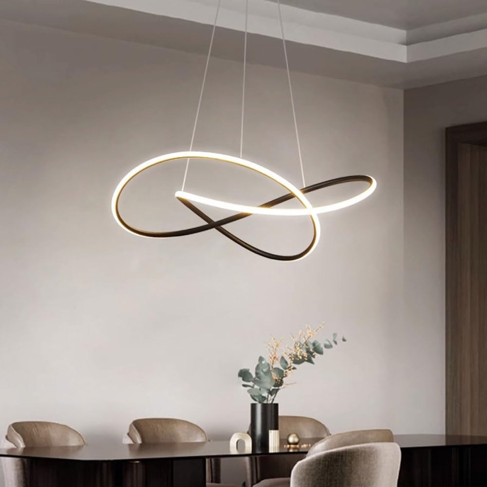 Lampadario Anello nero acceso sopra il tavolo da pranzo, luce calda in una sala buia