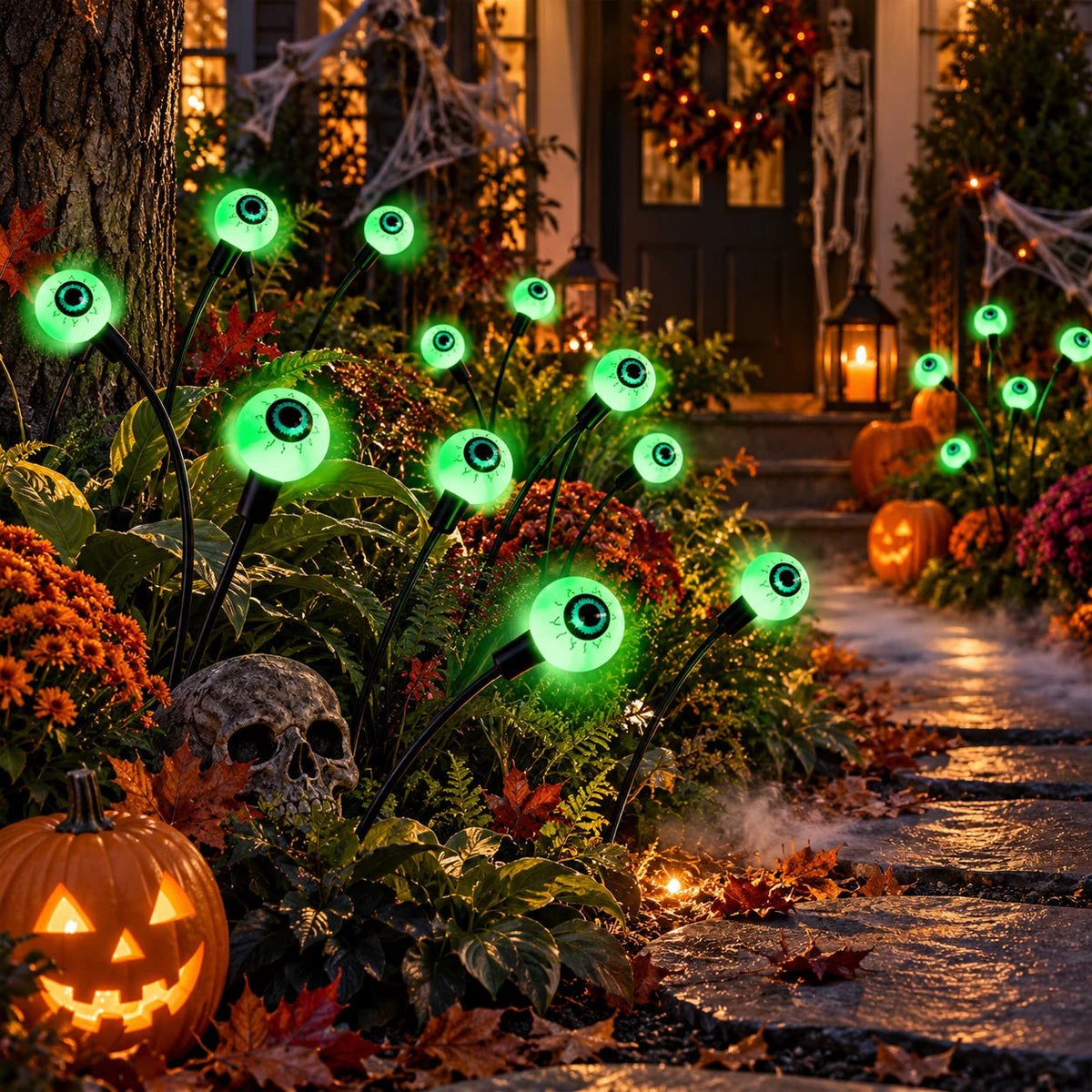 Occhi luminosi solari per Halloween lungo il vialetto