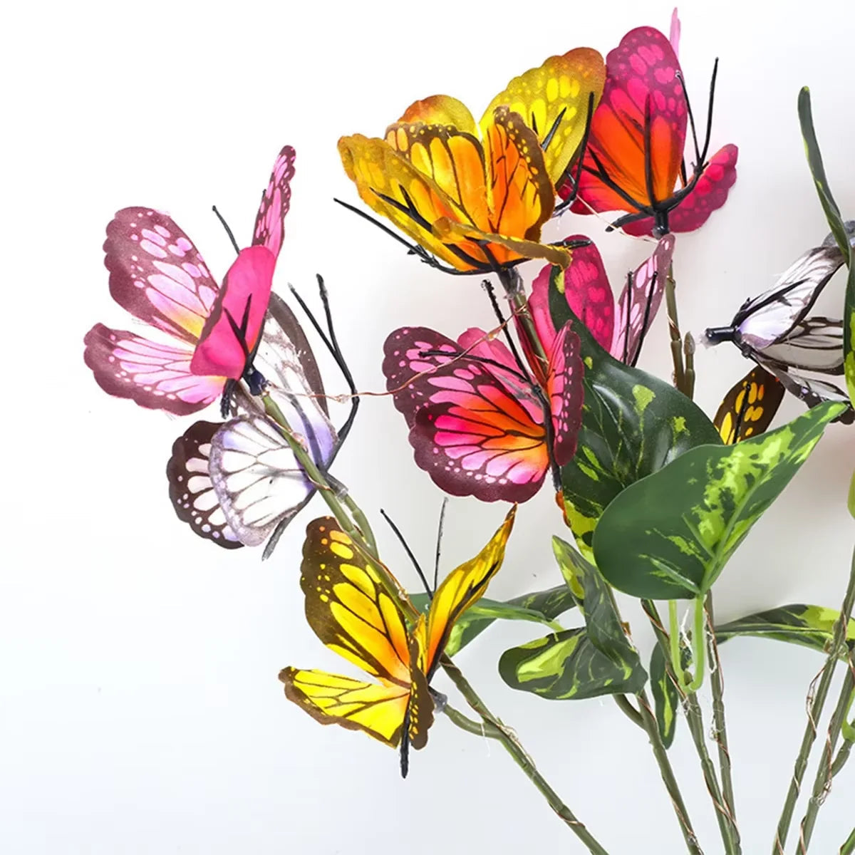 Farfalle solari da giardino: dettaglio delle farfalle colorate e delle foglie