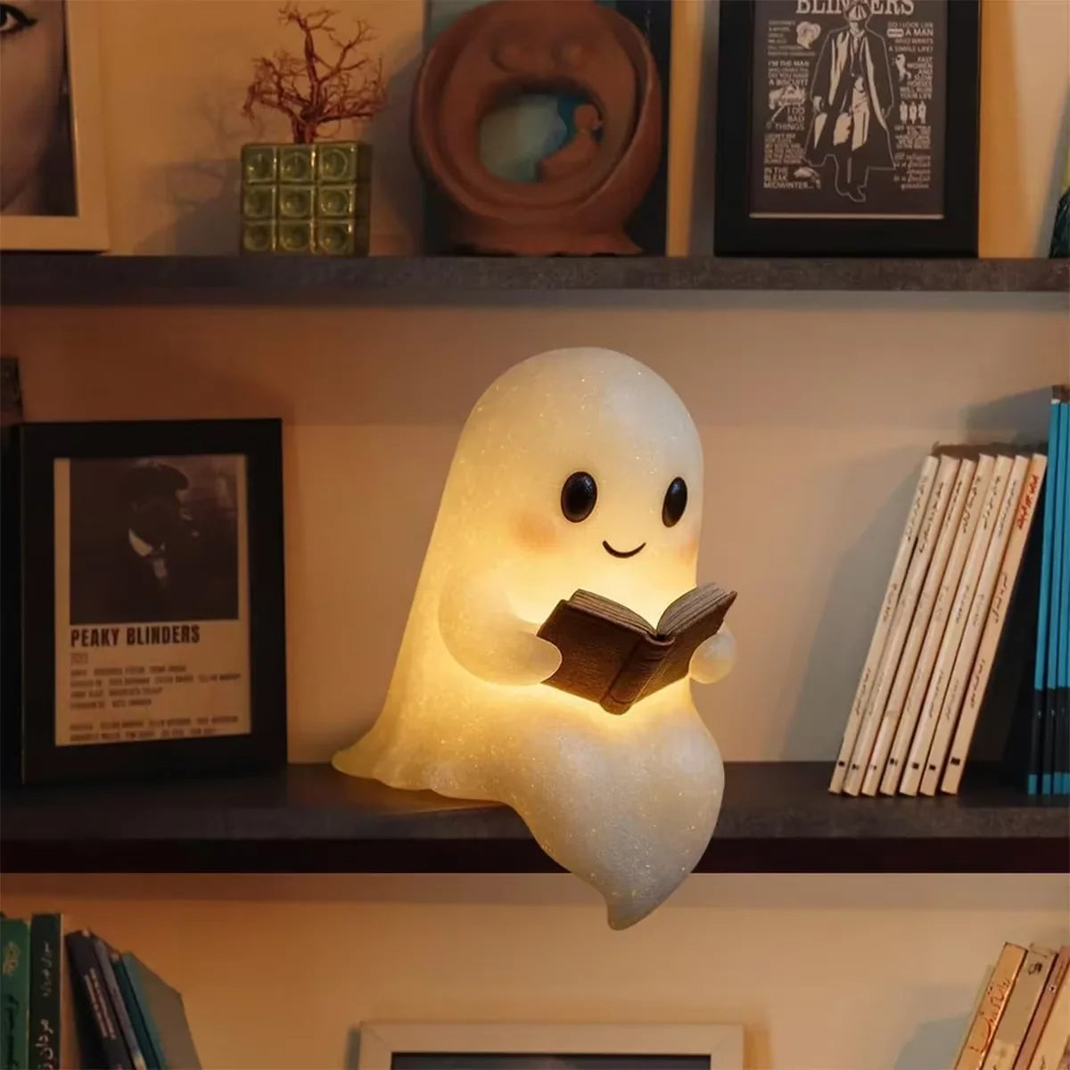 Fantasmino luce notturna sulla libreria