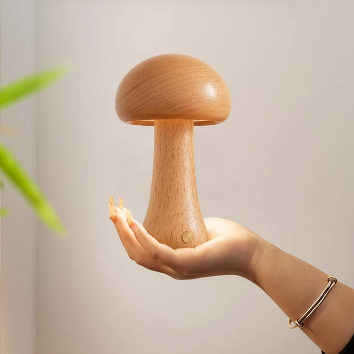 Lampada Fungo in legno tenuta in mano: dimensioni compatte