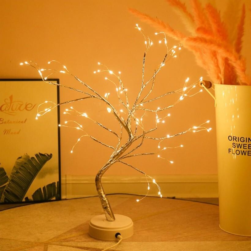 Albero Bonsai LED con rami in rame modellabili acceso sulla scrivania