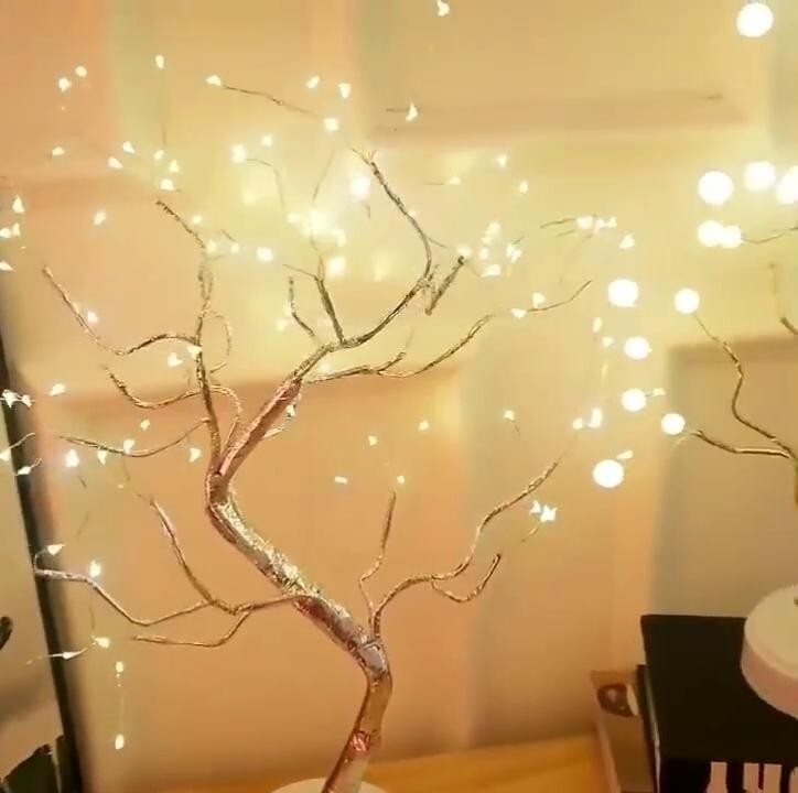 Albero Bonsai LED acceso in soggiorno